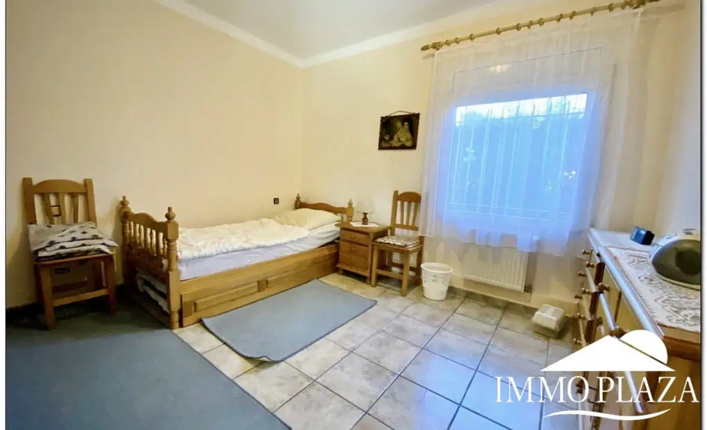 Schöne typische Villa in Meeresnähe mit 2 Wohnungen, 4 Schlafzimmern, 2 Bädern, 1 Garage, 2 Stellplätzen, Swimmingpool!