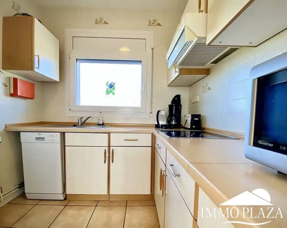 Schöne typische Villa in Meeresnähe mit 2 Wohnungen, 4 Schlafzimmern, 2 Bädern, 1 Garage, 2 Stellplätzen, Swimmingpool!