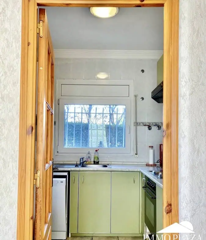 Schöne typische Villa in Meeresnähe mit 2 Wohnungen, 4 Schlafzimmern, 2 Bädern, 1 Garage, 2 Stellplätzen, Swimmingpool!