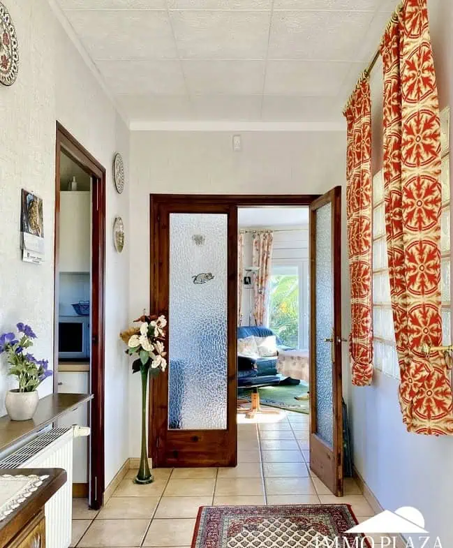 Schöne typische Villa in Meeresnähe mit 2 Wohnungen, 4 Schlafzimmern, 2 Bädern, 1 Garage, 2 Stellplätzen, Swimmingpool!