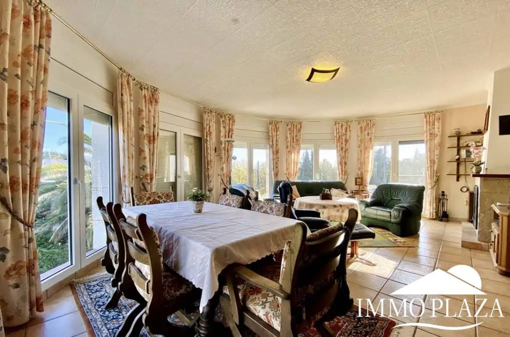 Schöne typische Villa in Meeresnähe mit 2 Wohnungen, 4 Schlafzimmern, 2 Bädern, 1 Garage, 2 Stellplätzen, Swimmingpool!