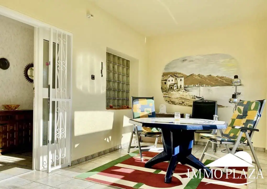 Schöne typische Villa in Meeresnähe mit 2 Wohnungen, 4 Schlafzimmern, 2 Bädern, 1 Garage, 2 Stellplätzen, Swimmingpool!