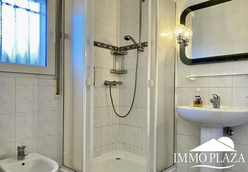 Schöne typische Villa in Meeresnähe mit 2 Wohnungen, 4 Schlafzimmern, 2 Bädern, 1 Garage, 2 Stellplätzen, Swimmingpool!