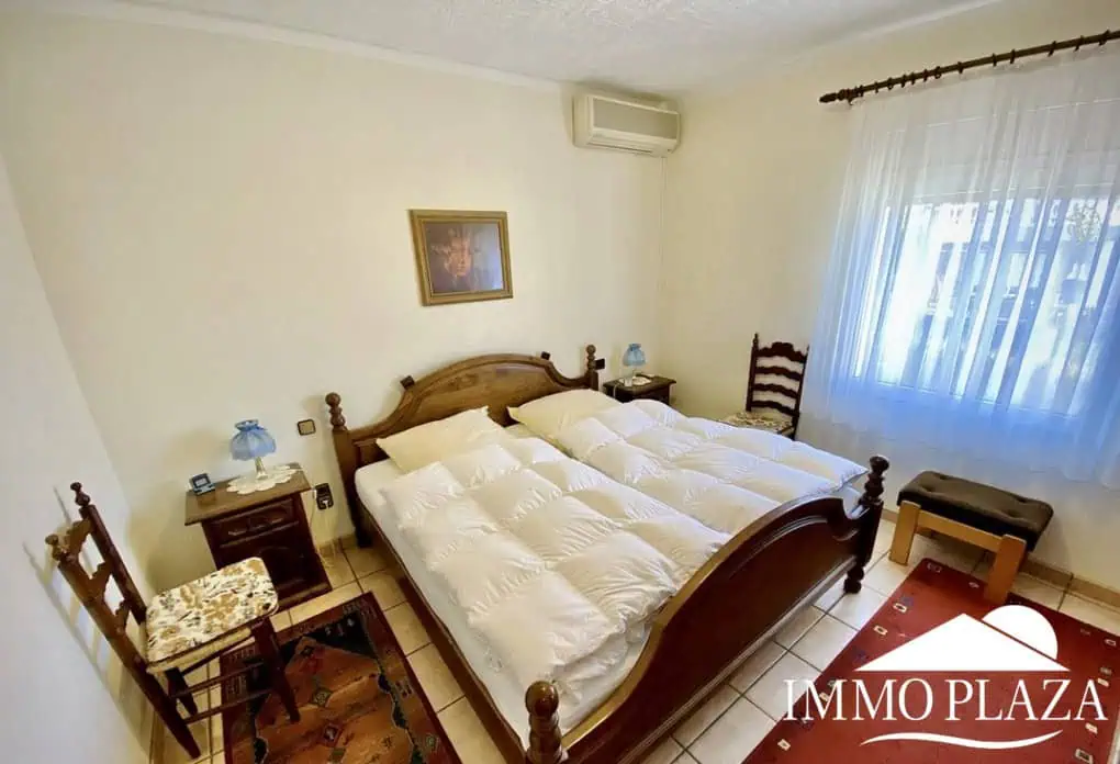 Schöne typische Villa in Meeresnähe mit 2 Wohnungen, 4 Schlafzimmern, 2 Bädern, 1 Garage, 2 Stellplätzen, Swimmingpool!