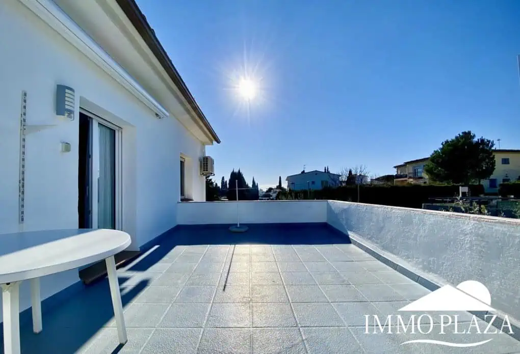 Schöne typische Villa in Meeresnähe mit 2 Wohnungen, 4 Schlafzimmern, 2 Bädern, 1 Garage, 2 Stellplätzen, Swimmingpool!
