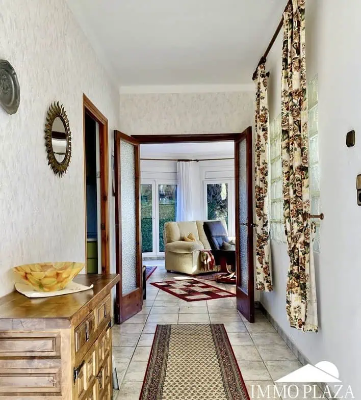 Schöne typische Villa in Meeresnähe mit 2 Wohnungen, 4 Schlafzimmern, 2 Bädern, 1 Garage, 2 Stellplätzen, Swimmingpool!