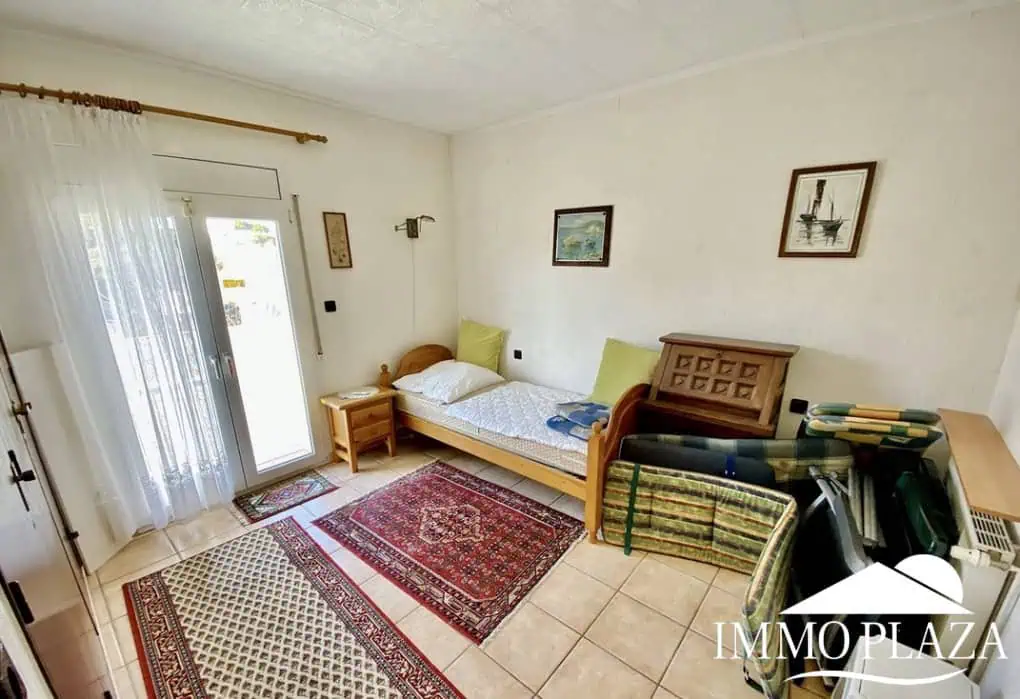 Schöne typische Villa in Meeresnähe mit 2 Wohnungen, 4 Schlafzimmern, 2 Bädern, 1 Garage, 2 Stellplätzen, Swimmingpool!