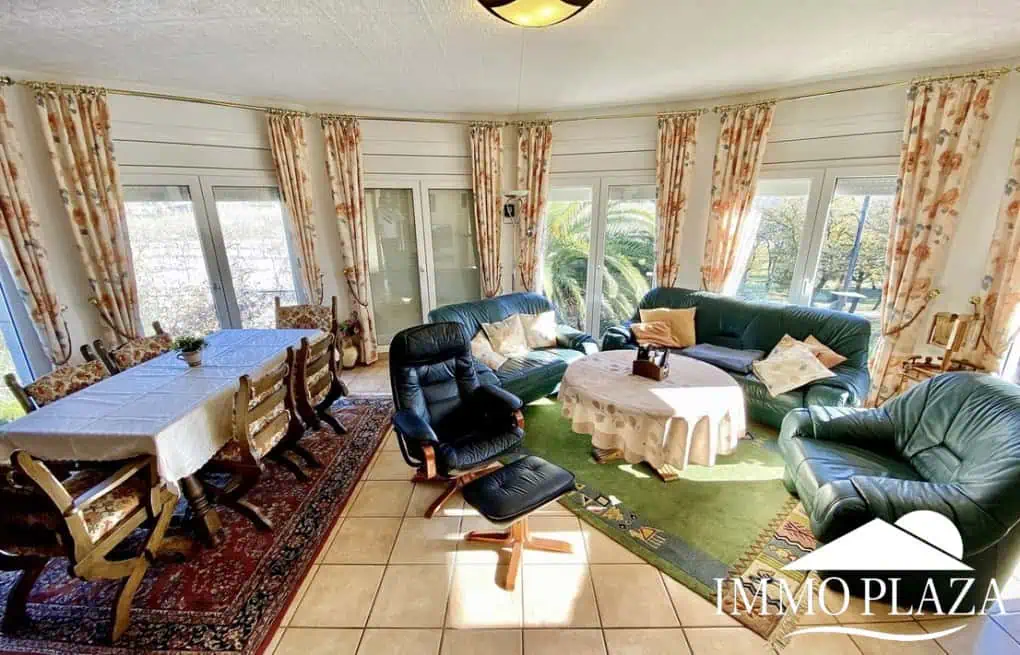 Schöne typische Villa in Meeresnähe mit 2 Wohnungen, 4 Schlafzimmern, 2 Bädern, 1 Garage, 2 Stellplätzen, Swimmingpool!