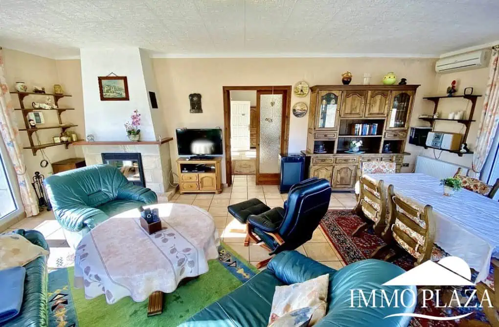Schöne typische Villa in Meeresnähe mit 2 Wohnungen, 4 Schlafzimmern, 2 Bädern, 1 Garage, 2 Stellplätzen, Swimmingpool!