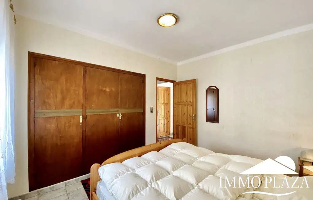 Schöne typische Villa in Meeresnähe mit 2 Wohnungen, 4 Schlafzimmern, 2 Bädern, 1 Garage, 2 Stellplätzen, Swimmingpool!