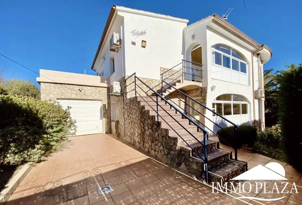Schöne typische Villa in Meeresnähe mit 2 Wohnungen, 4 Schlafzimmern, 2 Bädern, 1 Garage, 2 Stellplätzen, Swimmingpool!
