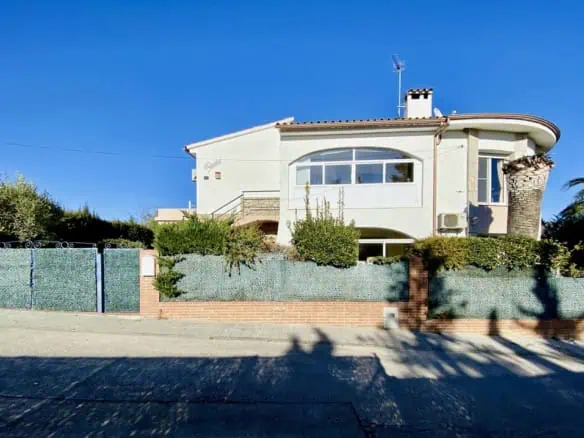 Beautiful typical villa near the sea with 2 apartments, 4 bedrooms, 2 bathrooms, 1 garage, 2 parking spaces, pool possible!