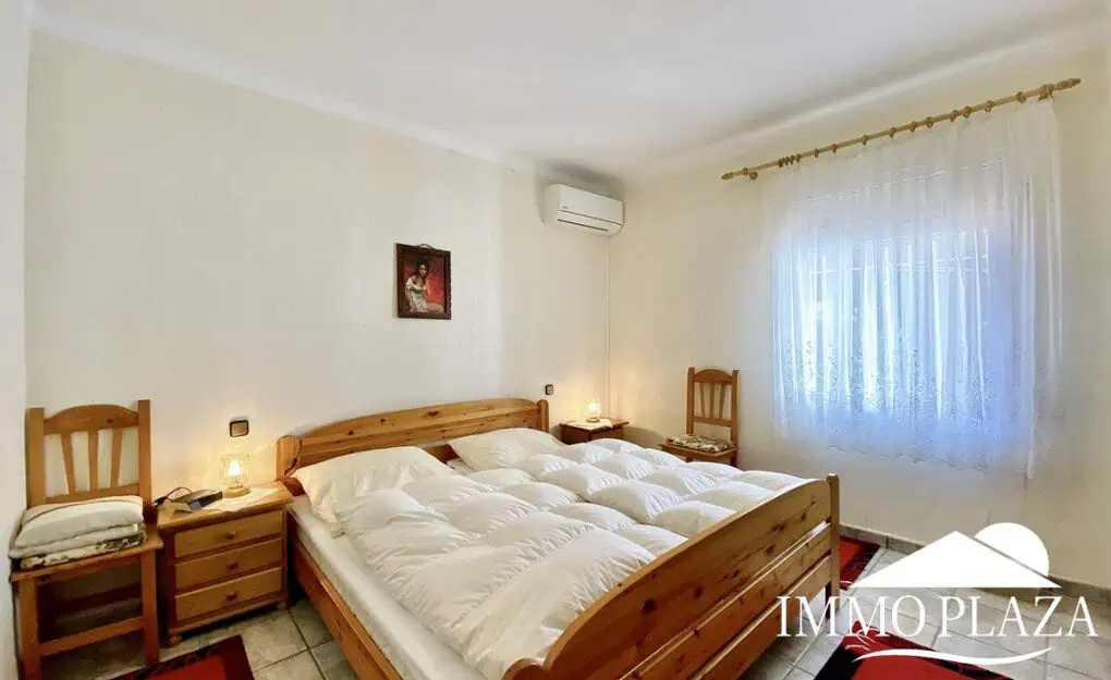 Schöne typische Villa in Meeresnähe mit 2 Wohnungen, 4 Schlafzimmern, 2 Bädern, 1 Garage, 2 Stellplätzen, Swimmingpool!