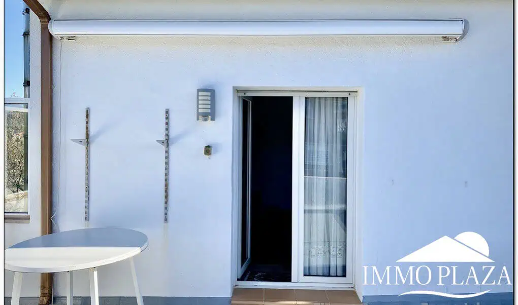 Schöne typische Villa in Meeresnähe mit 2 Wohnungen, 4 Schlafzimmern, 2 Bädern, 1 Garage, 2 Stellplätzen, Swimmingpool!