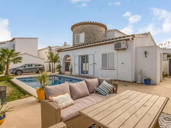 Beautiful renovated villa, close to the beach and center, on one level with independent studio, pool, garage