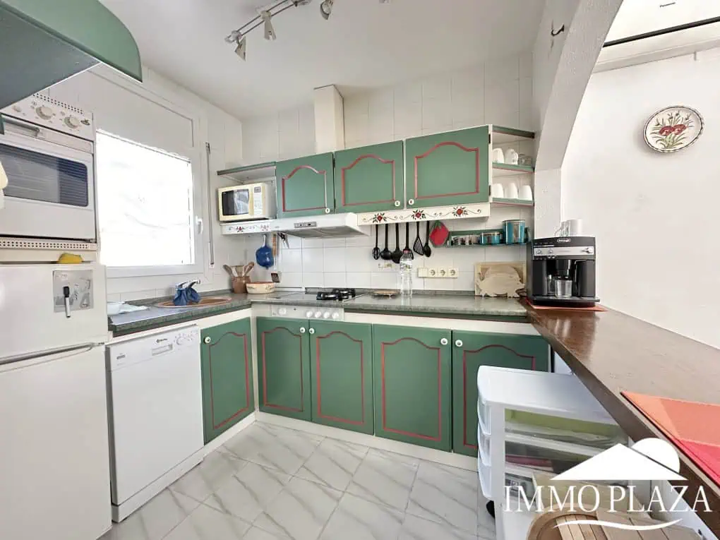 Petite villa située dans un quartier calme et privilégié d’Empuriabrava; près d’un port –  2 chambres, 2 sdb, 1 jardin, 1 garage
