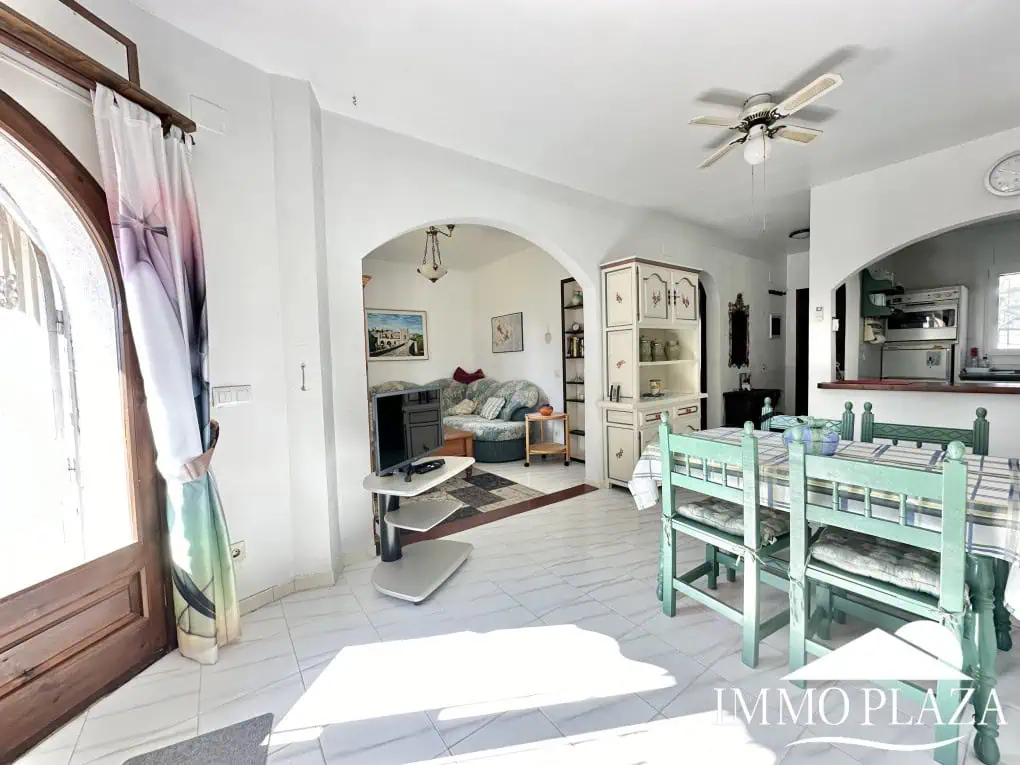 Petite villa située dans un quartier calme et privilégié d’Empuriabrava; près d’un port –  2 chambres, 2 sdb, 1 jardin, 1 garage