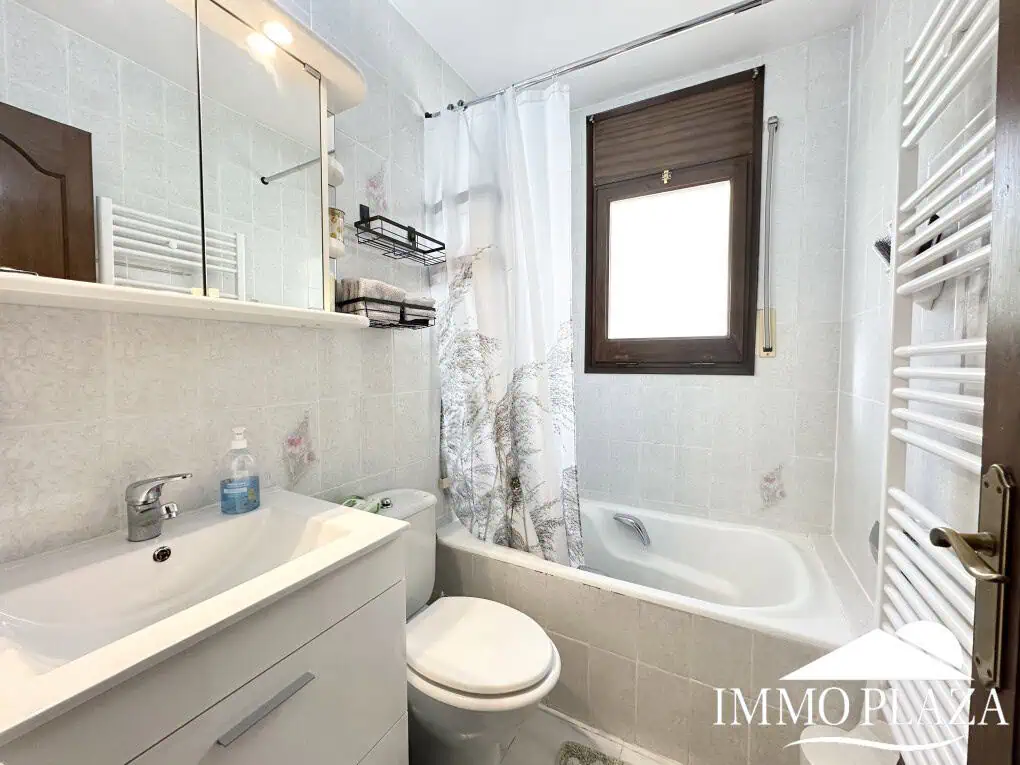 Petite villa située dans un quartier calme et privilégié d’Empuriabrava; près d’un port –  2 chambres, 2 sdb, 1 jardin, 1 garage