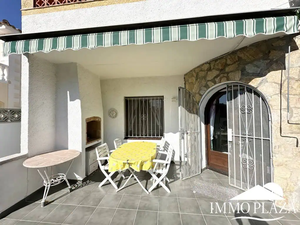 Petite villa située dans un quartier calme et privilégié d’Empuriabrava; près d’un port –  2 chambres, 2 sdb, 1 jardin, 1 garage