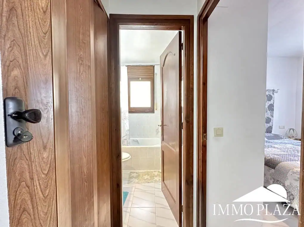 Petite villa située dans un quartier calme et privilégié d’Empuriabrava; près d’un port –  2 chambres, 2 sdb, 1 jardin, 1 garage