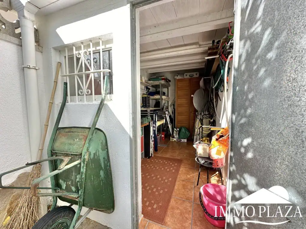 Petite villa située dans un quartier calme et privilégié d’Empuriabrava; près d’un port –  2 chambres, 2 sdb, 1 jardin, 1 garage