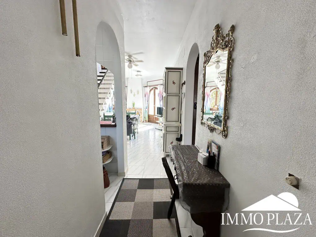 Petite villa située dans un quartier calme et privilégié d’Empuriabrava; près d’un port –  2 chambres, 2 sdb, 1 jardin, 1 garage