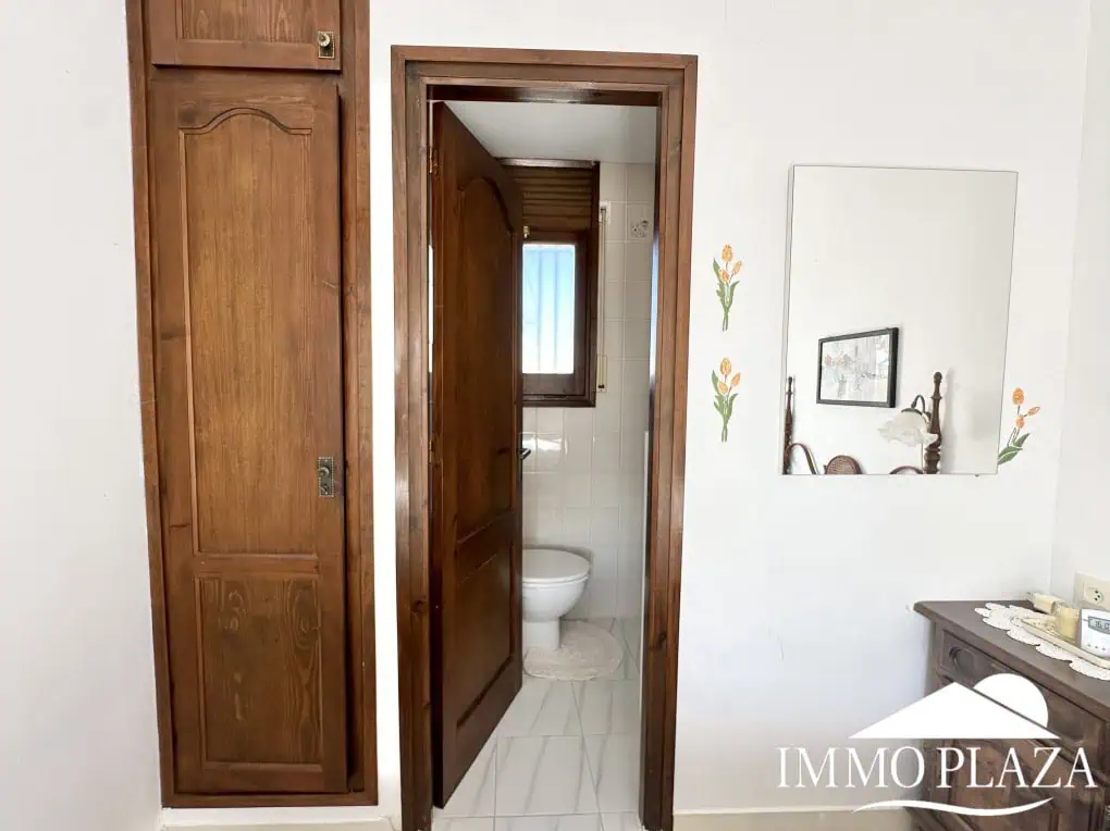 Petite villa située dans un quartier calme et privilégié d’Empuriabrava; près d’un port –  2 chambres, 2 sdb, 1 jardin, 1 garage