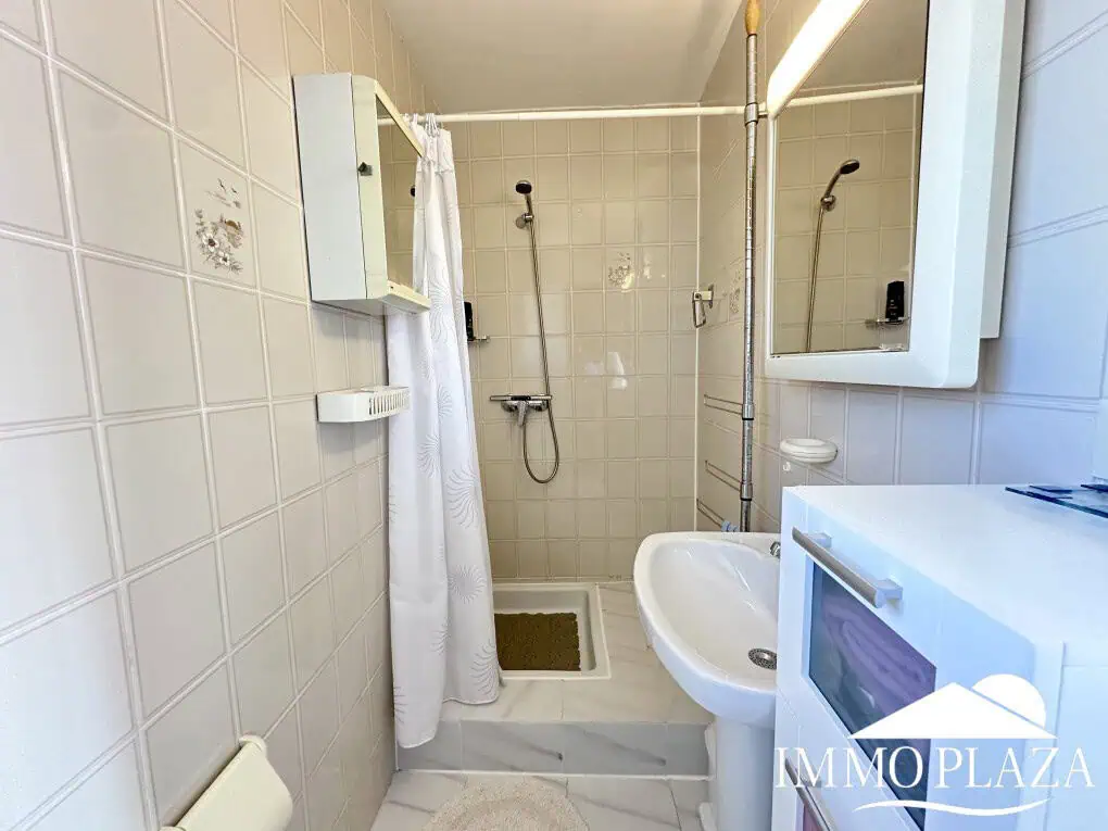 Petite villa située dans un quartier calme et privilégié d’Empuriabrava; près d’un port –  2 chambres, 2 sdb, 1 jardin, 1 garage