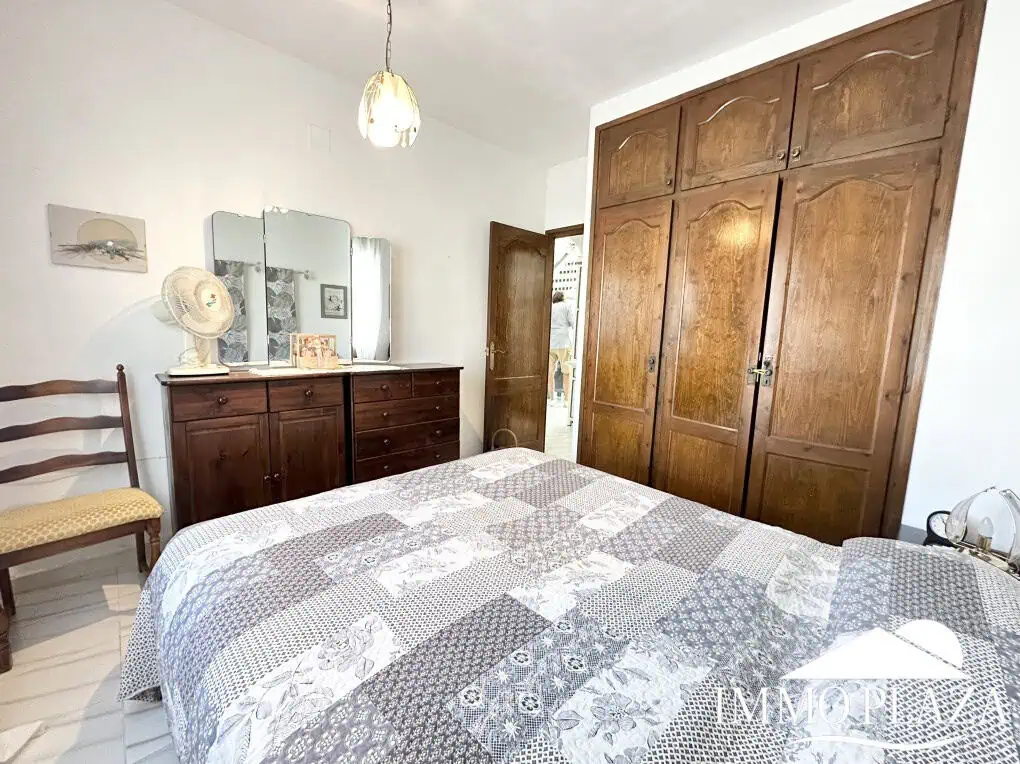 Petite villa située dans un quartier calme et privilégié d’Empuriabrava; près d’un port –  2 chambres, 2 sdb, 1 jardin, 1 garage