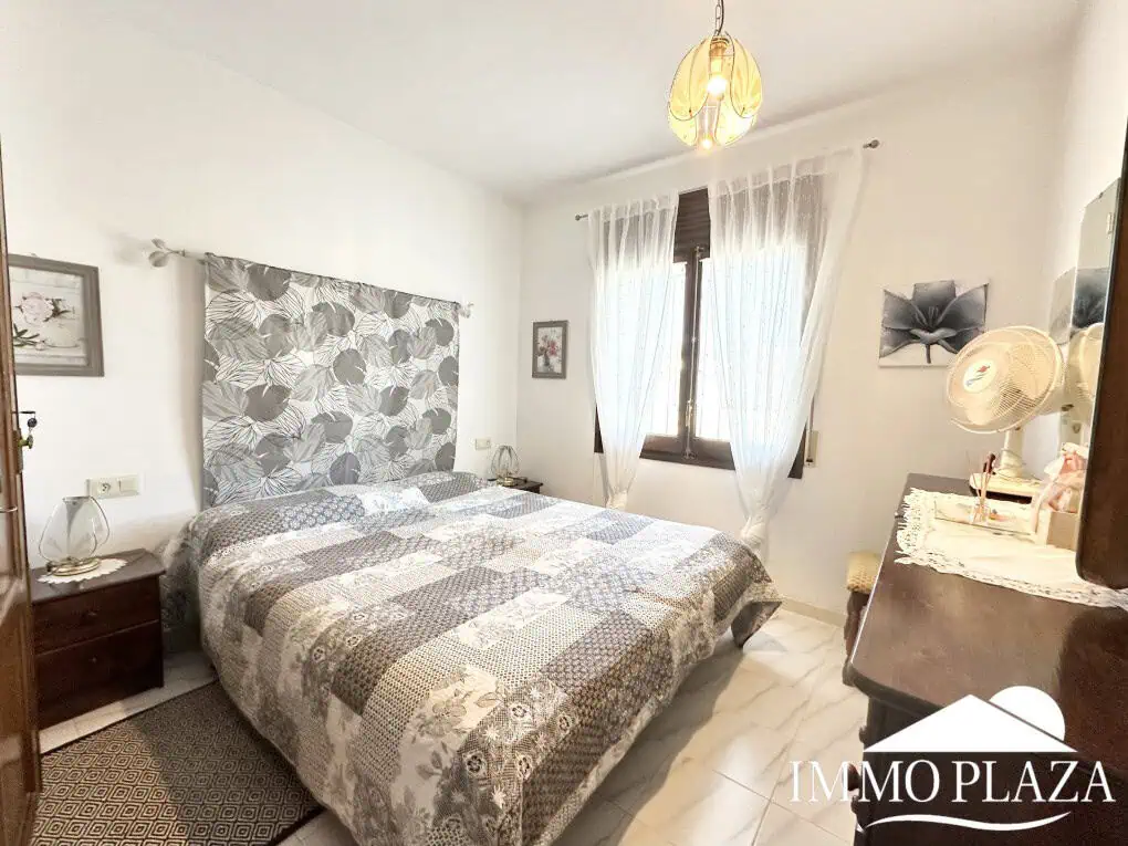Petite villa située dans un quartier calme et privilégié d’Empuriabrava; près d’un port –  2 chambres, 2 sdb, 1 jardin, 1 garage