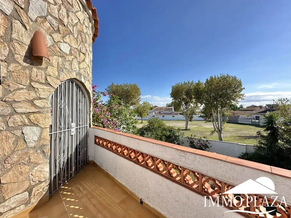 Petite villa située dans un quartier calme et privilégié d’Empuriabrava; près d’un port –  2 chambres, 2 sdb, 1 jardin, 1 garage
