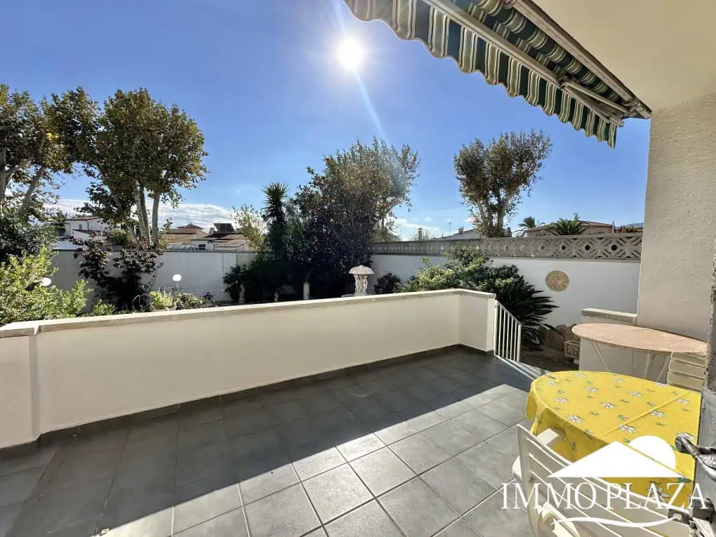 Petite villa située dans un quartier calme et privilégié d’Empuriabrava; près d’un port –  2 chambres, 2 sdb, 1 jardin, 1 garage
