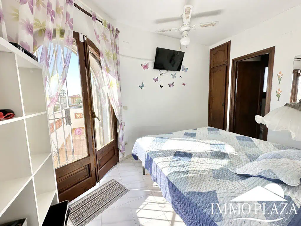 Petite villa située dans un quartier calme et privilégié d’Empuriabrava; près d’un port –  2 chambres, 2 sdb, 1 jardin, 1 garage