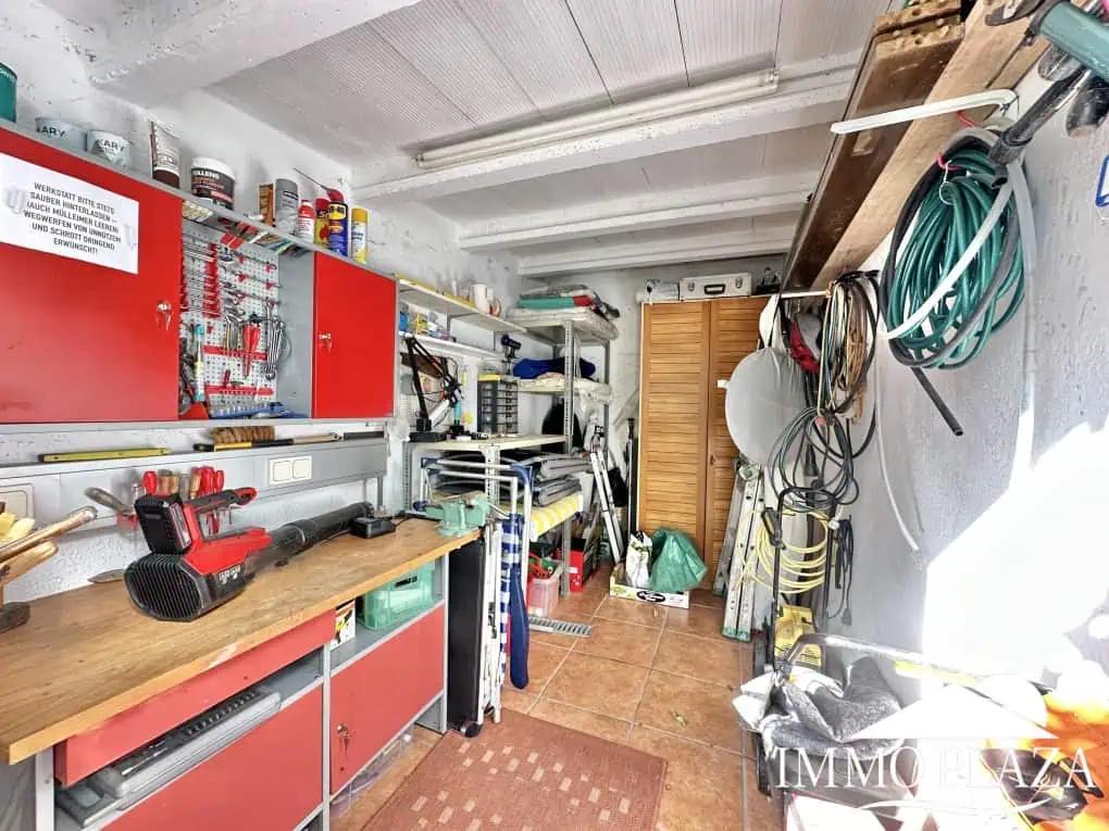 Petite villa située dans un quartier calme et privilégié d’Empuriabrava; près d’un port –  2 chambres, 2 sdb, 1 jardin, 1 garage