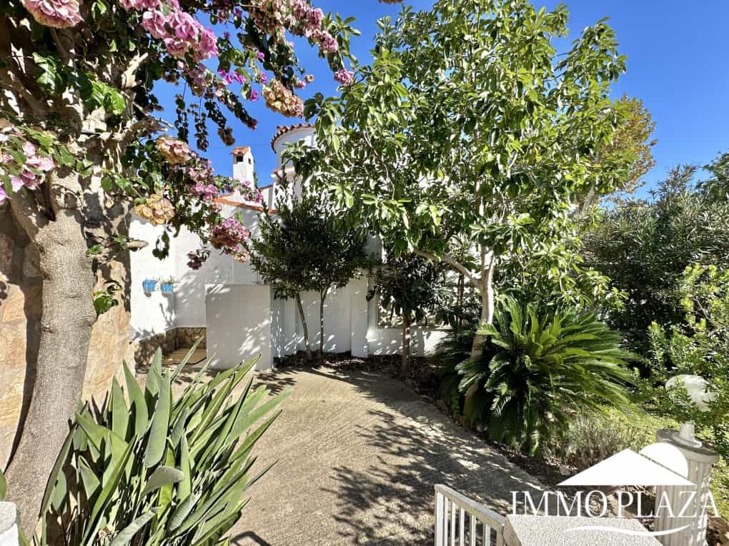 Petite villa située dans un quartier calme et privilégié d’Empuriabrava; près d’un port –  2 chambres, 2 sdb, 1 jardin, 1 garage