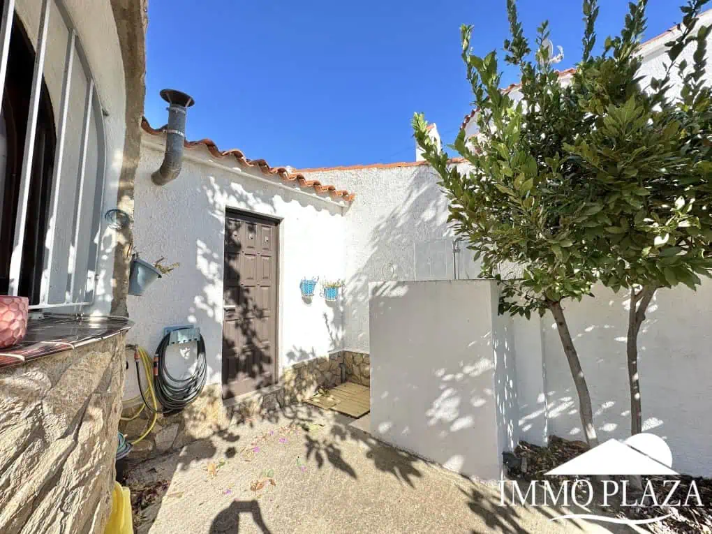 Petite villa située dans un quartier calme et privilégié d’Empuriabrava; près d’un port –  2 chambres, 2 sdb, 1 jardin, 1 garage