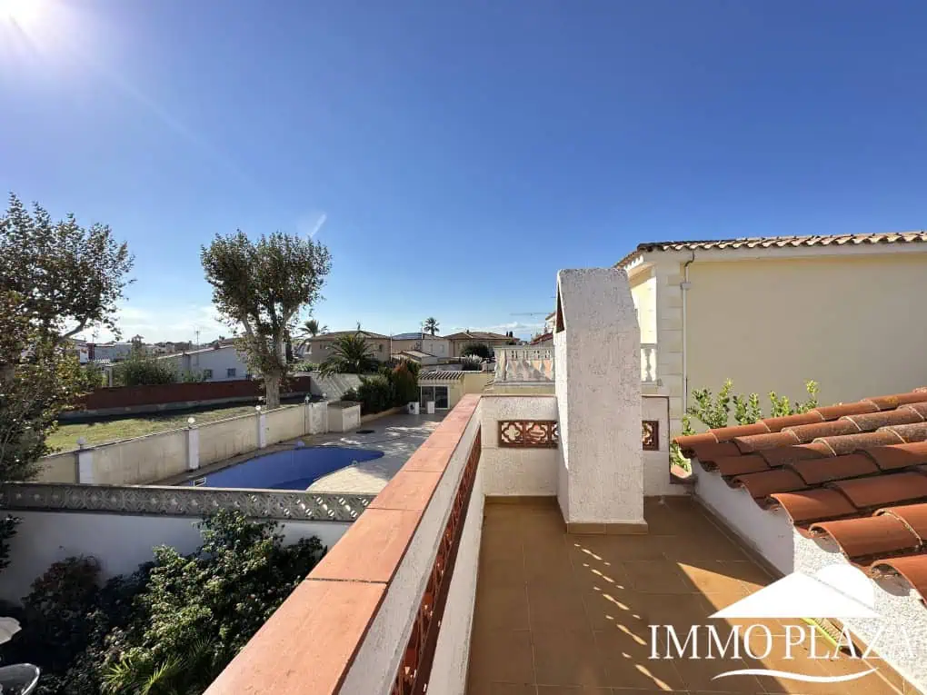 Petite villa située dans un quartier calme et privilégié d’Empuriabrava; près d’un port –  2 chambres, 2 sdb, 1 jardin, 1 garage