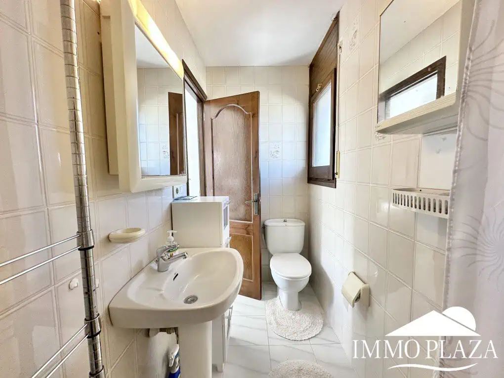 Petite villa située dans un quartier calme et privilégié d’Empuriabrava; près d’un port –  2 chambres, 2 sdb, 1 jardin, 1 garage