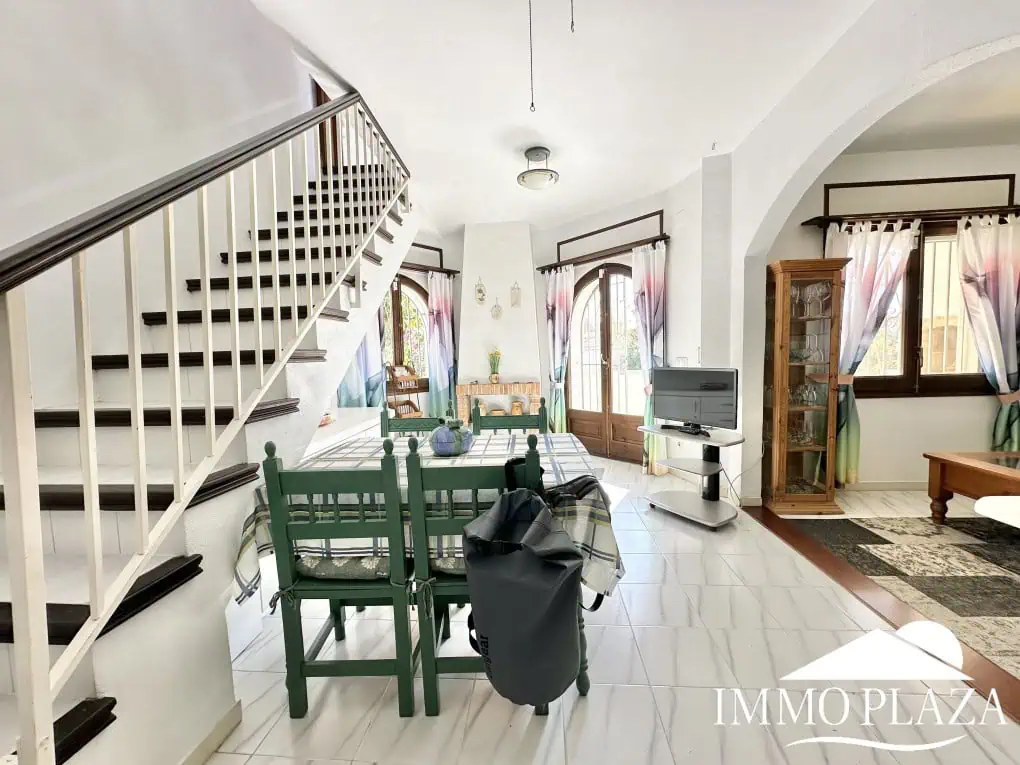 Petite villa située dans un quartier calme et privilégié d’Empuriabrava; près d’un port –  2 chambres, 2 sdb, 1 jardin, 1 garage