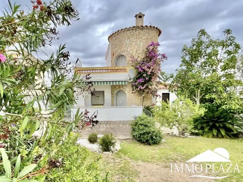 Petite villa située dans un quartier calme et privilégié d’Empuriabrava; près d’un port –  2 chambres, 2 sdb, 1 jardin, 1 garage