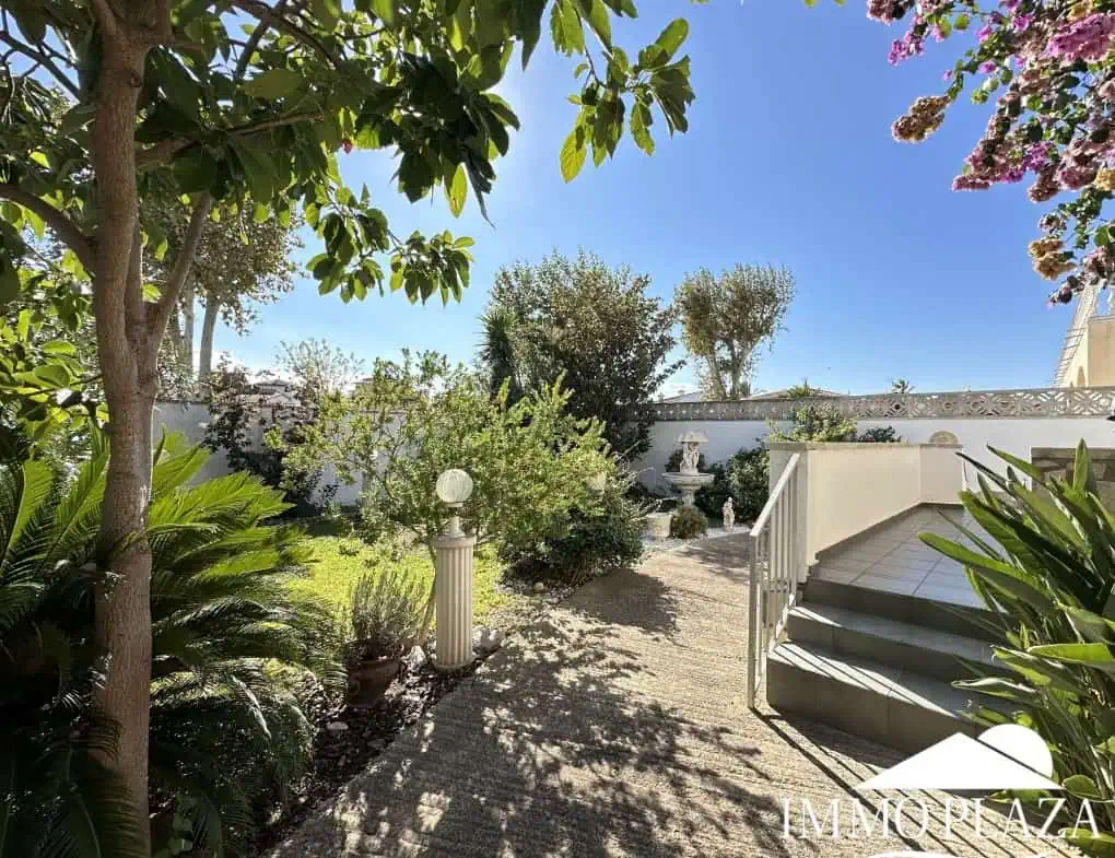 Petite villa située dans un quartier calme et privilégié d’Empuriabrava; près d’un port –  2 chambres, 2 sdb, 1 jardin, 1 garage