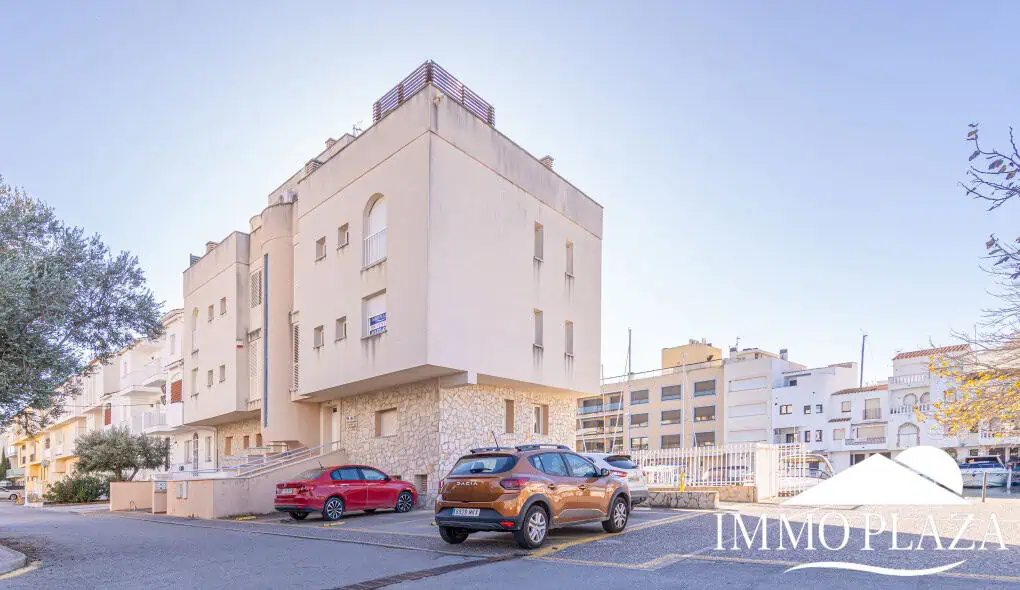 Corner Apartment + Tourist License! Canal view, south-facing, 5 minutes from the beach; 2 bedrooms, 1 bathroom, 2 terraces, parking + private storage