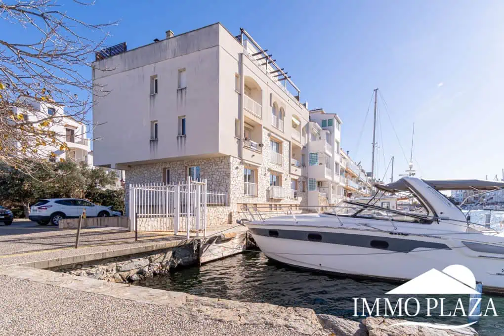 Corner Apartment + Tourist License! Canal view, south-facing, 5 minutes from the beach; 2 bedrooms, 1 bathroom, 2 terraces, parking + private storage