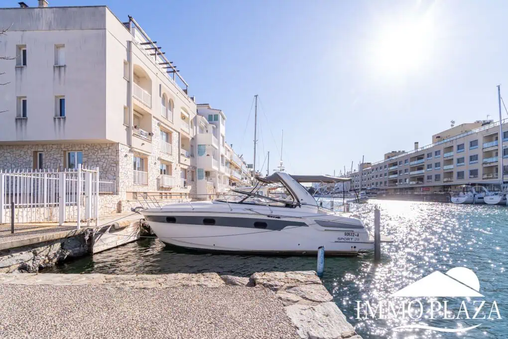 Corner Apartment + Tourist License! Canal view, south-facing, 5 minutes from the beach; 2 bedrooms, 1 bathroom, 2 terraces, parking + private storage