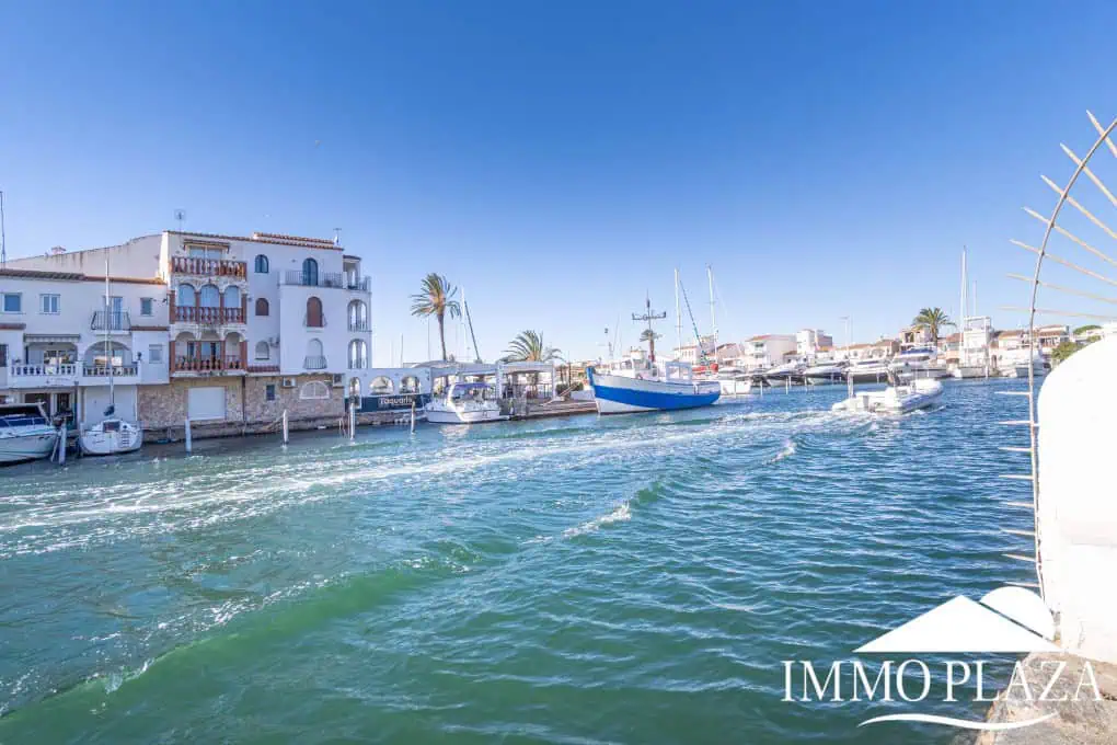 Corner Apartment + Tourist License! Canal view, south-facing, 5 minutes from the beach; 2 bedrooms, 1 bathroom, 2 terraces, parking + private storage