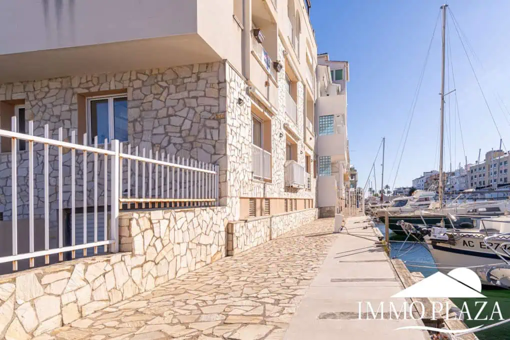 Corner Apartment + Tourist License! Canal view, south-facing, 5 minutes from the beach; 2 bedrooms, 1 bathroom, 2 terraces, parking + private storage