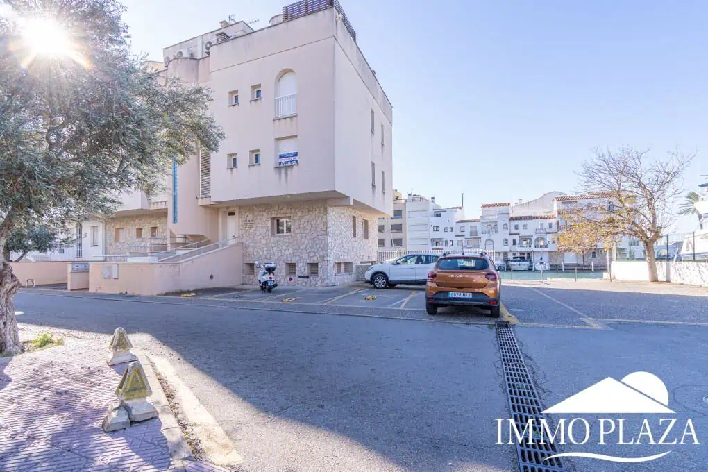Corner Apartment + Tourist License! Canal view, south-facing, 5 minutes from the beach; 2 bedrooms, 1 bathroom, 2 terraces, parking + private storage
