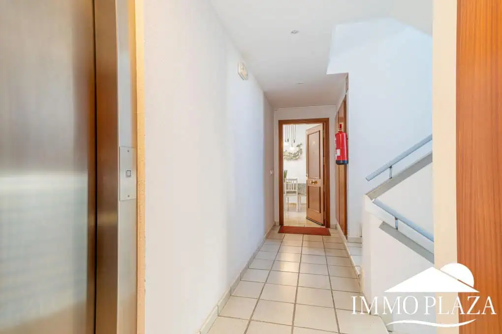 Corner Apartment + Tourist License! Canal view, south-facing, 5 minutes from the beach; 2 bedrooms, 1 bathroom, 2 terraces, parking + private storage