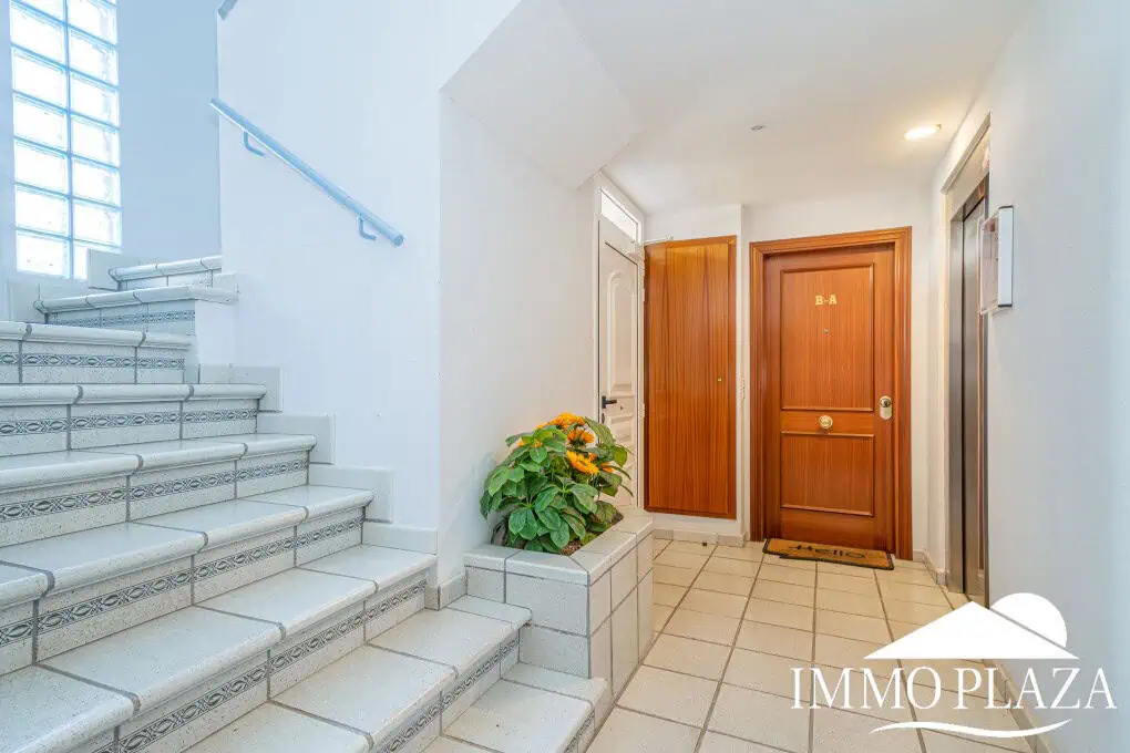 Corner Apartment + Tourist License! Canal view, south-facing, 5 minutes from the beach; 2 bedrooms, 1 bathroom, 2 terraces, parking + private storage
