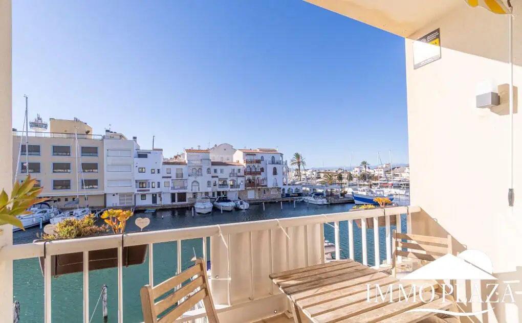 Corner Apartment + Tourist License! Canal view, south-facing, 5 minutes from the beach; 2 bedrooms, 1 bathroom, 2 terraces, parking + private storage